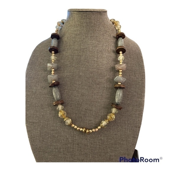 Necklace, Costume Jewelry. Very Pretty Detail. - Picture 1 of 3